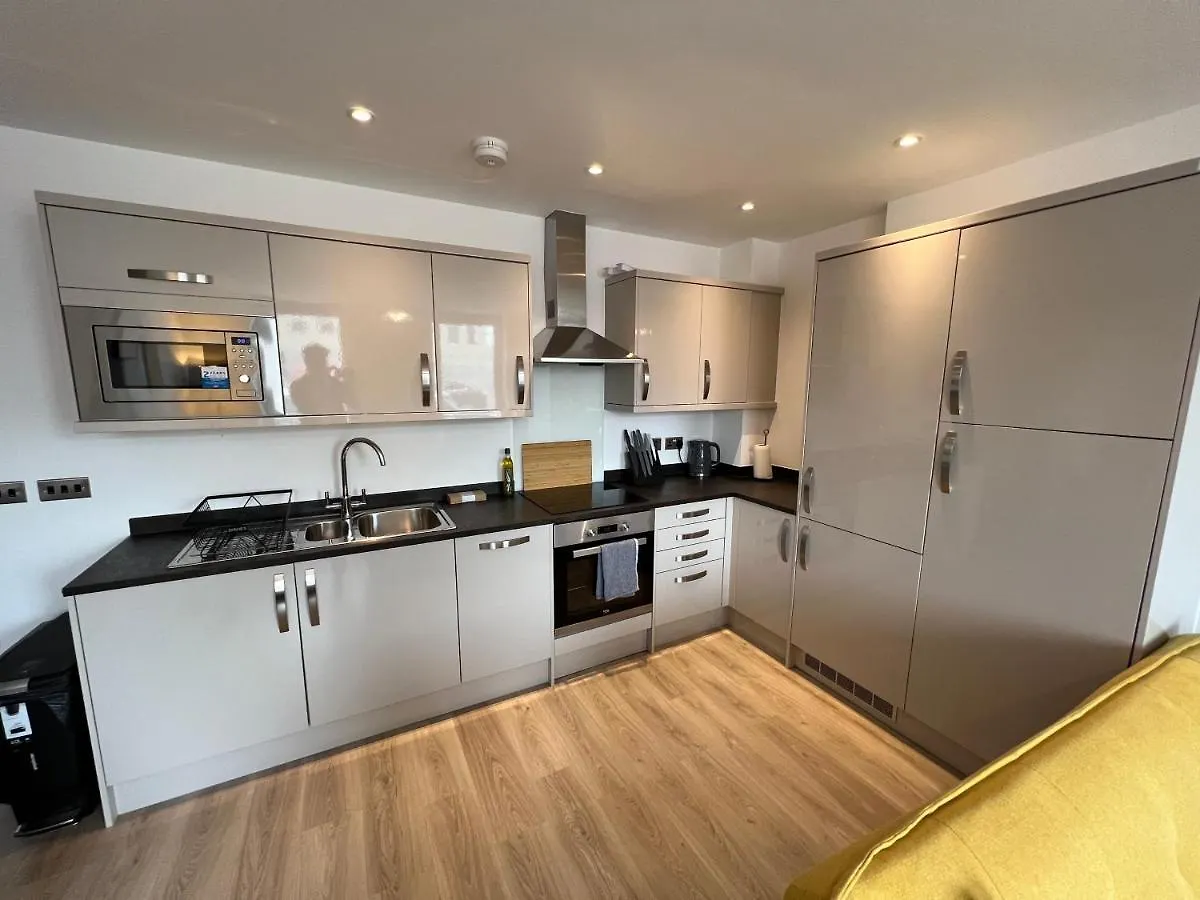 Modern 2 Bedroom Apt Sleeps 6 - Near Gloucester