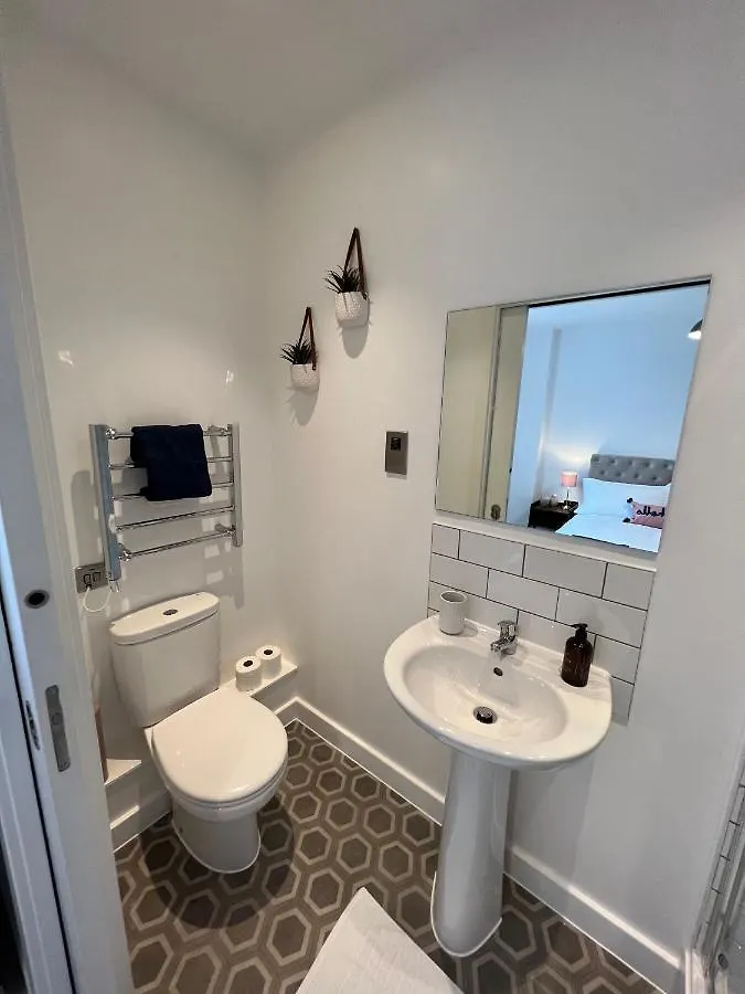 Modern 2 Bedroom Apt Sleeps 6 - Near Gloucester Apartment