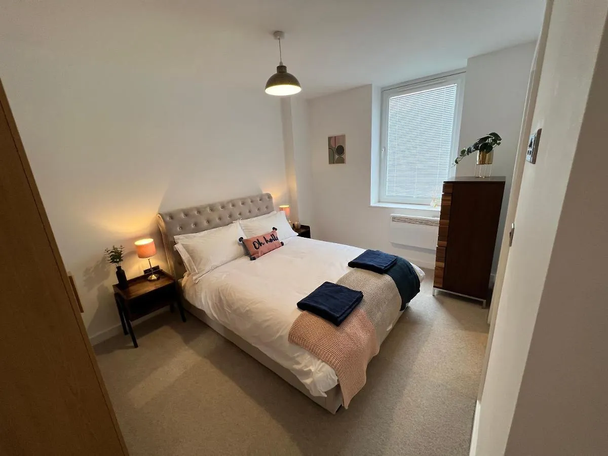 Modern 2 Bedroom Apt Sleeps 6 - Near Gloucester United Kingdom