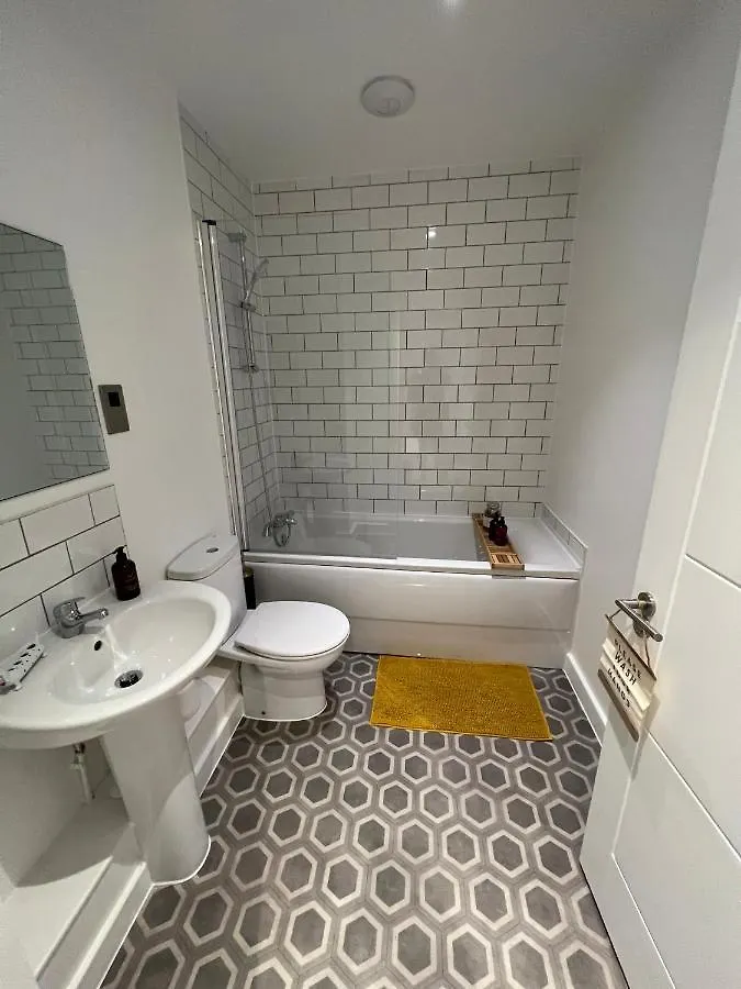 Apartment Modern 2 Bedroom Apt Sleeps 6 - Near Gloucester