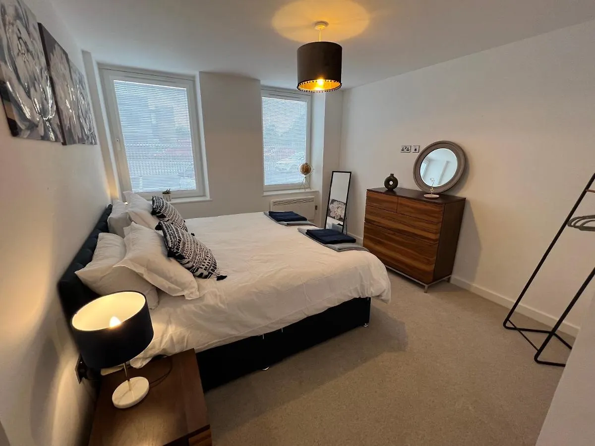 Modern 2 Bedroom Apt Sleeps 6 - Near Gloucester Apartment