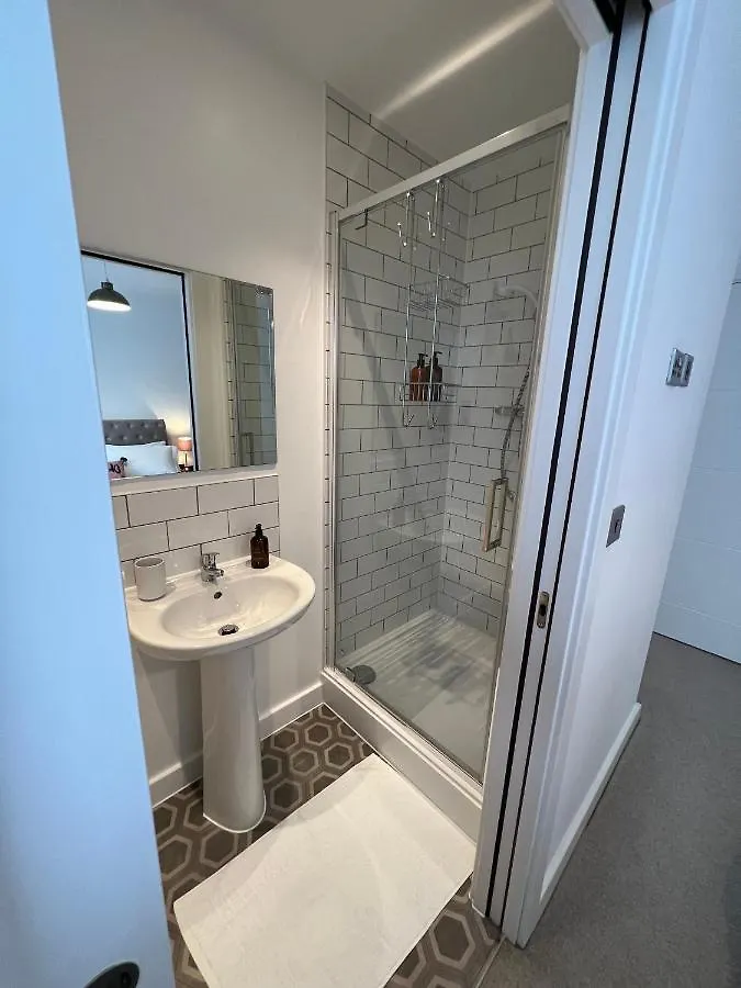 Modern 2 Bedroom Apt Sleeps 6 - Near Gloucester