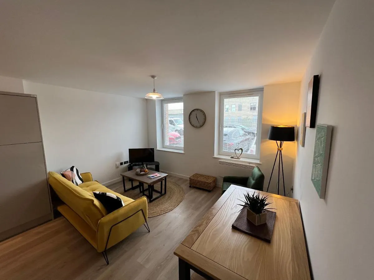 Modern 2 Bedroom Apt Sleeps 6 - Near Gloucester location