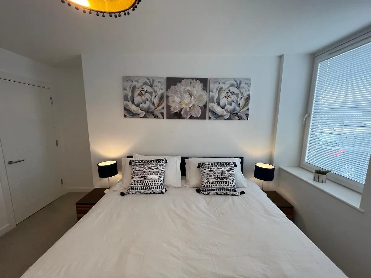 Modern 2 Bedroom Apt Sleeps 6 - Near Gloucester 0*,  United Kingdom